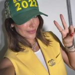 A influenciadora fitness Bella Falconi não foi ao ato de Jair Bolsonaro, mas fez questão de demonstrar seu apoio pelos Stories do Instagram, onde postou uma foto com a bandeira do Brasil. (Foto: Instagram)