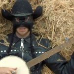 O enigmático Orville Peck, astro country sul-africano-canadense entrou em cena em 2019 com seu disco de estreia Pony. (Foto: Reprodução/YouTube)