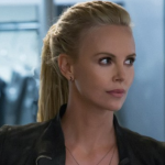 Charlize Theron fica linda tanto loira como morena e já foi citada como modelo de beleza. (Foto: Divulgação)