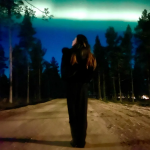 A apresentadora aparece admirando a aurora boreal. (Foto: Instagram)