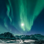 A aurora boreal é formada a partir de uma erupção solar que envia partículas carregadas de luz e energia para a Terra. (Foto: Unsplash)