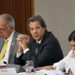 O projeto, anunciado pelo ministro Fernando Haddad na segunda-feira (18), estabelece uma alíquota única de 15% sobre os rendimentos de aplicações em renda fixa e variável. Essa mudança elimina a complexa tabela progressiva de tributação que existe atualmente, simplificando o processo para os contribuintes. (Foto: Agência Brasil)