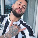 Neymar é um dos quatro jogadores de futebol presentes na lista. (Foto: Instagram)