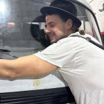 O ator, que ganhou notoriedade trabalhando como vendedor ambulante nas ruas do Rio de Janeiro, recebeu o veículo em janeiro deste ano. (Foto: Instagram)