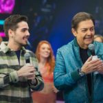 "Não dá para não destacar o Silvio Santos, Gugu e a Hebe Camargo. Mas, para seguir a minha trajetória enquanto apresentador, lembro muito do 'Perdidos na Noite', do meu pai, 'Programa H', do Luciano Huck, e o 'Pânico'. Acho que esses três programas, cada um na sua época, trouxeram essa coisa de irreverência. E é um caminho que eu tento trilhar, além de me aproximar das pessoas", disse João Silva (Foto: Band)