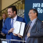 "Desde as primeiras renegociações, na década de 90, o valor da dívida do Rio de Janeiro com a União era de R$ 13 bilhões. Já pagamos R$ 153 bilhões da dívida [em valores atualizados], sendo cerca de R$ 107 bilhões correspondentes a juros e encargos. E, mesmo pagando R$ 153 bilhões, ainda estamos devendo R$ 188 bilhões hoje. Isso mostra de fato como precisamos rever urgentemente a metodologia de atualização da dívida dos estados. Isso é uma pauta prioritária", afirmou Castro. (Foto: Agência Brasil)