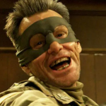 Jim Carrey assumiu o papel de Coronel Estrelas em 'Kick-*ss 2' (2013). Porém, um mês depois de terminar as filmagens, o tiroteio em massa na escola primária Sandy Hook chocou os Estados Unidos. (Foto: Divulgação)