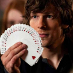 Embora pareça ser um tipo que já soubesse fazer truques de mágica, Jesse Eisenberg precisou se esforçar mais para convencer como um ilusionista em 'Truque de Mestre' (2013). (Foto: Divulgação)