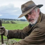 No caso de Sam Neill, estrela dos primeiros filmes de Jurassic Park, a revelação aconteceu através de sua biografia - Did I Ever Tell You This?. O ator foi diagnosticado com um linfoma angioimunoblástico de células T. (Foto: Divulgação)