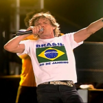 A turnê ‘A Bigger Bang’ dos Rolling Stones chegou à cidade maravilhosa em 18 de fevereiro de 2006. Com um concerto totalmente gratuito, o público não perdeu tempo e encheu não só a praia, como também os seus arredores de Copacabana. (Foto: Reprodução/YouTube)