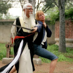 Dentre as modalidades que dominou, a atriz treinou kung-fu, luta katara, arremesso de facas e embate de espadas. (Foto: Divulgação)