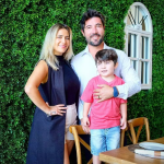 Contudo, ele preferiu ficar perto de seu filho, Noah, de 8 anos. O menino é fruto do antigo relacionamento com Jéssica Beatriz Costa, filha do cantor Leonardo. (Foto: Instagram)