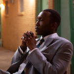 'Green Book - O Guia' (2018) ganhou o Oscar de Melhor Filme e deu a Mahershala Ali o prêmio de Melhor Ator Coadjuvante. Mas apesar do sucesso de crítica, mais tarde o artista pediu desculpas à família do Dr. Shirley, o pianista da vida real que ele interpretou na produção. (Foto: Divulgação)