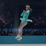 Margot Robbie é do tipo de atriz que se entrega em suas atuações. Para o papel de Tonya Harding no filme 'Eu, Tonya' (2017), ela aprendeu patinação no gelo. (Foto: Divulgação)