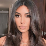 Kim Kardashian teria recebido um soro especial na veia para fazer sua pele “brilhar” durante um evento importante. (Foto: Instagram)