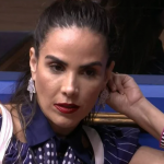 Quando ainda estava dentro do confinamento, a cantora assumiu que tinha um combinado com a produção do reality show para tirá-la da Casa se a situação estivesse feia para ela. (Foto: GloboPlay)