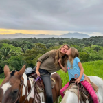 "Minha filha está se saindo incrivelmente bem. Ela adora e é muito boa e muito orgulhosa de si mesma. Ela quer aprender a lavar de verdade e fazer direito e está muito focada nisso. Meu filho é tipo, 'ah, é isso. Tem que fazer isso'.'', revelou. (Foto: Instagram)