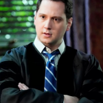 Matt McGorry, que interpretou o guarda da prisão John Bennett, escreveu nos comentários de um vídeo do TikTok que teve que arrumar um emprego durante as filmagens da série. (Foto: Divulgação)