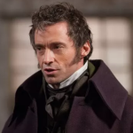 Hugh Jackman soltou o vozeirão na versão cinematográfica de Os Miseráveis, algo comum nos palcos da Broadway. (Foto: Divulgação)