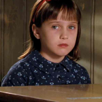 A ex-estrela infantil Mara Wilson disse em julho de 2023 que não tinha ganho o suficiente “para se qualificar para o plano de saúde do SAG-AFTRA”, apesar de atuar em várias séries de TV. (Foto: Divulgação)