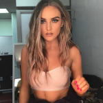 Perrie Edwards tem uma cicatriz na barriga. (Foto: Instagram)