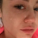 Em 2007, Miley Cyrus perdeu sua amiga de infância, Vanessa, que morreu de fibrose cística. (Foto: Reprodução/Instagram)