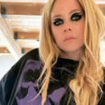 O álbum 'Head Above Water', da cantora e compositora canadense Avril Lavigne, de 2019, inclui 'I Fell in Love with the Devil' ("Me apaixonei pelo diabo"). (Foto: Imstagram)