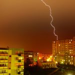 O jovem estava molhado devido à forte chuva que caía no momento. (Foto: Unsplash)