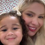 Mãe de Cecília, Karol afirmou que não tem procedimentos invasivos no rosto. (Foto: Instagram)