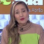 "Atender o telefone, gente, durante o programa, isso não foi bastidor, não foi intervalo, ela tava ao vivo, ela praticamente abandonou a Fernanda para o Gama e ele que teve que segurar o rojão porque ela não tava nem aí. Ela respirou fundo, no final ela não fez a dancinha", disse Sônia Abrão (Foto: Rede TV)