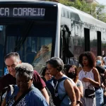 "Um motorista me avisou: 'o chefe foi preso'", disse um trabalhador. "Fomos pegos de surpresa", acrescentou outro motorista. (Foto: Agência Brasil)