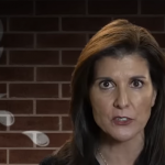 A curiosidade sobre a votação é que milhares de republicanos insistiram em votar na ex-candidata Nikki Haley. (Foto: Youtube)