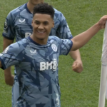 Bailey e Watkins marcaram os gols da vitória na reta final da partida. (Foto: X)