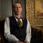 O ator Steve Buscemi, conhecido por papéis em filmes como “Fargo”, “O Grande Lebowski”, “Cães de Aluguel” e a série “Boardwalk Empire”, foi escalado para a 2ª temporada de "Wandinha". (Foto: X)