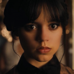 Wandinha conta as desventuras da personagem título, interpretada por Jenna Ortega, em uma escola para jovens excepcionais. (Foto: Netflix)