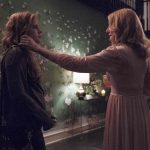 Sharp Objects: A repórter Camille Preaker retorna à sua cidade natal para cobrir os assassinatos de duas meninas pré-adolescentes; Camille tenta resolver um enigma psicológico de seu passado quando se identifica com as jovens vítimas. (Foto: Divulgação)