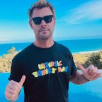 O ator hollywoodiano Chris Hemsworth é outro famoso que adora uma saúna (Foto: Instagram)