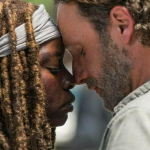 The Walking Dead - Rick e Michonne, S06E10 - Rick acabou perdendo todas com quem se envolvia, mas o caso com Michonne deixou o personagem e os fãs bem empolgados. (Foto: Divulgação)