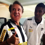 Ele também usou a do Botafogo durante visita a General Severiano. (Foto: Reprodução)