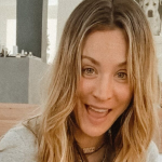 Já Kaley Cuoco, estrela da série 'The Big Bang Theory' é conhecida por compartilhar selfies sentada no banheiro! (Foto: Reprodução/Instagram)