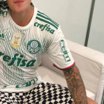 Aproveitando que estava no Allianz Parque, Justin Bieber usou a camisa do Palmeiras no seu último show em São Paulo, com direito ao seu nome e o número 6 nas costas. (Foto: X)