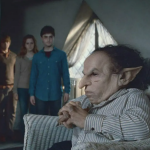 Warwick Davis é um ator britânico experiente com uma forma rara de nanismo. Seu talento artístico e estatura única abriram muitos papéis mágicos para ele na série de filmes 'Harry Potter'. (Foto: Divulgação)