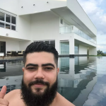 Dono de grandes hits que dominaram as paradas sertanejas no Brasil, Henrique da dupla Henrique e Juliano, postou um clique em sua piscina de borda infinita nas redes sociais da dupla. (Foto: Instagram)