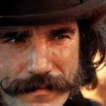 Daniel Day-Lewis sempre foi muito seletivo quanto aos projetos que aceita e, quando escolhe um, dá tudo de si. É um dos melhores atores de Hollywood, mas infelizmente se aposentou. (Foto: Divulgação)