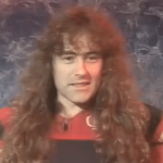 Steve Harris, baixista do "Iron Maiden", viu no Maracanã o título do Vasco contra o São Caetano em 2001, mas usou uma camisa do Flamengo durante uma entrevista antiga na Inglaterra. (Foto: Reprodução/YouTube)