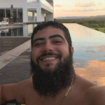 Com um sorriso no rosto, o sertanejo esbanja a propriedade em um cenário de tirar o fôlego. (Foto: Instagram)