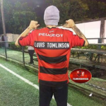 Na época, ele posou com uma camisa do clube personalizada com seu nome. (Foto: Reprodução)