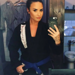 A estrela pop Demi Lovato pratica o jiu-jitsu feminino desde 2016 na academia Unbreakable em Los Angeles, nos EUA. (Foto: Instagram)