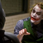 Claro, o Coringa (Heath Ledger) é, sem dúvida, um sociopata implacável, mas ele pode ter um ponto quando argumenta que os humanos não nasceram para viver em uma sociedade estruturada como a de Gotham. (Foto: Reprodução)