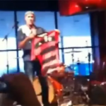 Já Chad Smith, baterista do "Red Hot Chili Peppers", vestiu a camisa do Flamengo para pedir desculpas após criar polêmica ao usar a peça como "papel higiênico" durante uma brincadeira. (Foto: Reprodução)